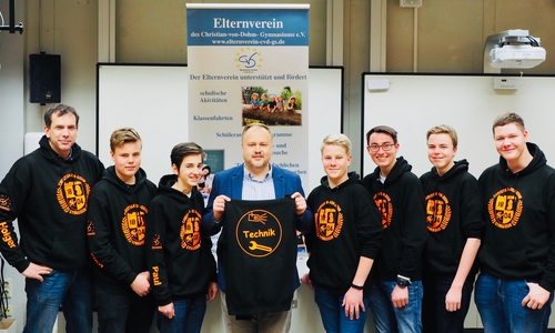 Durch die neuen Pullover ist die Technik AG für alle Mitschüler erkennbar. Foto: Elternverein des Christian-von-Dohm-Gymnasiums