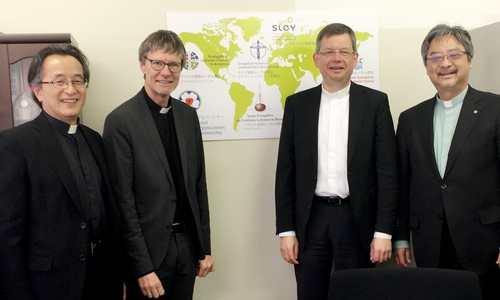 Landesbischof Dr. Christoph Meyns (Mitte rechts) und Oberlandeskirchenrat Thomas Hofer (Mitte links) mit Mitgliedern der Kirchenleitung der Evangelisch-Lutherischen Kirche in Japan (JELC) in Tokyo. Foto: LKBS