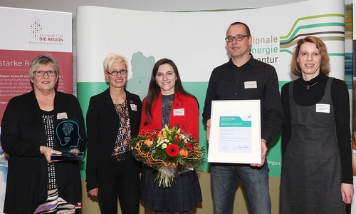 Cosima Francois (3.v.l.) und Frank Eisenhardt (4.v.l.) nehmen den Preis für die Gemeinde Schwülper entgegen. Mit im Bild (v.l.): Prof. Rosemarie Karger, Ostfalia Hochschule, Prof. Anke Kaysser-Pyzalla, TU Braunschweig und Manuela Hahn, REA