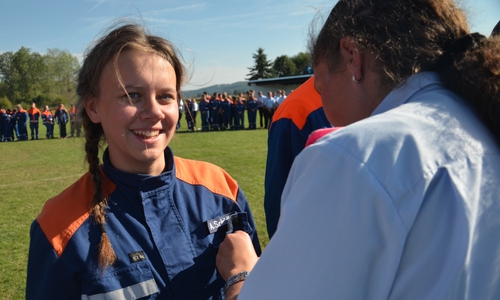  Geschafft: Anna Schmidt (Foto) aus Goslar bekommt ihre Leistungsspange verliehen und an die Uniform gesteckt. Jugendfeuerwehrgruppen aus dem Landkreis Goslar traten zur Abnahme der Leistungsspange in Wulften an - und waren erfolgreich. Foto: Kreis-Jugendfeuerwehr Goslar

