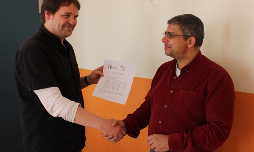 Sozialpädagoge und Gesprächsgruppenleiter Lars-P. Förstermann-Gössel überreicht einem der Gruppenteilnehmer die verdiente Bescheinigung. Foto: Christina Ecker