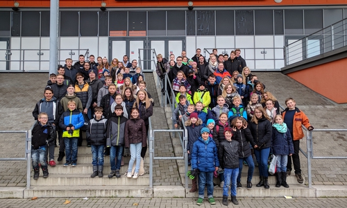 Die Ortsjugendfeuerwehren beim Jahresabschluss vor der "Eis Arena". Foto: Gemeinde Lehre