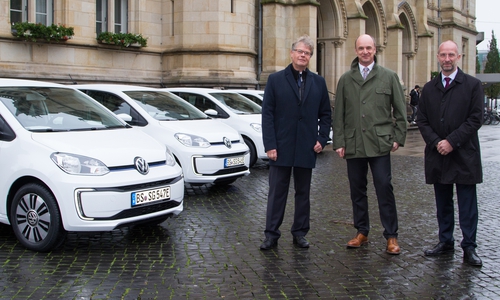 Dem Ersten Stadtrat und für das Fuhrpark­management zuständigen Dezernenten Christian Geiger wurden die neuen Fahrzeuge auf dem Platz der Deutschen Einheit von Alexander Thill, Leiter Großkunden Deutschland der Volkswagen AG (rechts), und Heinz-Joachim Westphal, Geschäftsführer Voets Autozentrum GmbH, übergeben. Foto: Stadt Braunschweig/Michaela Heyse