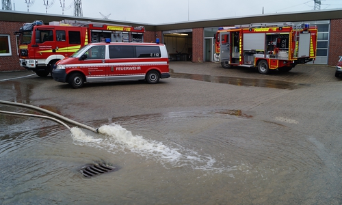 Die Pumpen liefen auf Hochtouren. Foto: Feuerwehr Vechelde