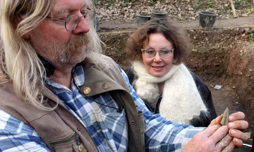Wolf-Dieter Steinmetz im April 2010 auf dem Grabungsgelände bei Isingerode. Er zeigt eine geborgene Lanzenspitze aus Bronze. Foto: Bernd-Uwe Meyer