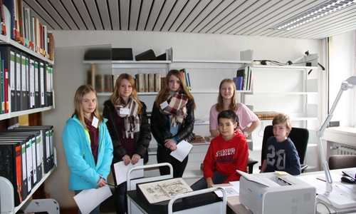  Die SchülerInnen, die im Projekt „Virtuelles Kupferstichkabinett“ eine Bildlegende verfasst haben, erklärten den Interviewern aus der Pressestelle ihre Arbeit mit dem und über das Ausstellungsobjekt. Foto: HAB