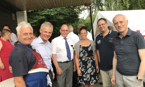 Stiftungsvorsitzender OB Klingebiel und Geschäftsführer Rainer Dworog im Kreis der Förderungsempfänger Foto: Stadt Salzgitter