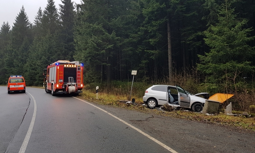 Der Kleinwagen fuhr gegen eine Streubox. Foto: Feuerwehr