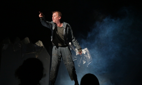 Robert Stadlober als Tommo Peaceful in einem sinnlosen Krieg. Foto: Nino Milizia