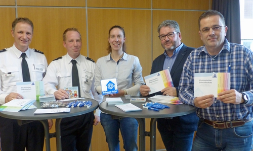 Michael Nickel und Bernd Ingelmann von der Polizei Hannover, Caroline Hackemack vom Netzwerk "Zuhause sicher", Tischler Ingo Hofmann und Mario Dedolf von der Polizei Wolfsburg. Foto: Polizei Wolfsburg