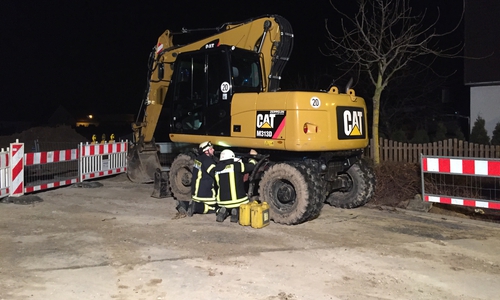 Die Feuerwehr Fümmelse nutzte einen alten und defekten Bagger zu Übungszwecken. Foto: Feuerwehr Fümmelse
