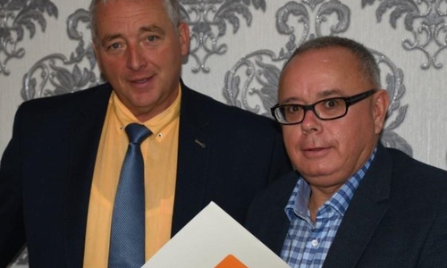 CDU-Landtagsvizepräsident Frank Oesterhelweg (l.) und Stadtverbandsvorsitzender Andreas Meißler sichten gemeinsam die aktuellen Informationen. Foto: Ulrich Schwarze