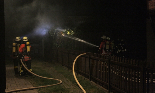 Atemschutzgeräteträger der Feuerwehr sind mit den Nachlöscharbeiten am Schuppen im Einsatz. Fotos: Werner Heise