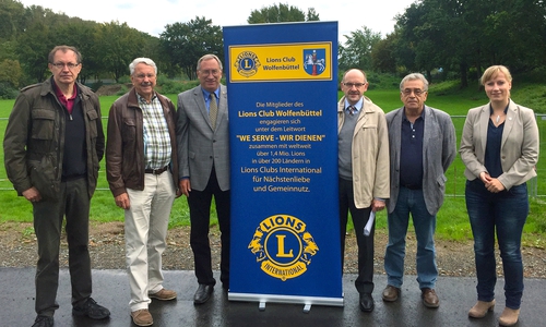 Vor dem Gelände des geplanten Spielplatzes: von rechts nach links: Rabea Hohl (Büro des Bürgermeisters Stadt WF), Mustafa Eser (Integrationsmanagement Stadt WF), vom Lions Club Wolfenbüttel Dirk Janßen (Präsident Hilfswerk), Peter Priebe (Präsident), Alfred Henning (Sekretär), Johannes Maue (Activity-Beauftragter). Foto: Privat