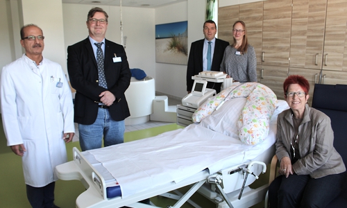 Dr. Reslan Adnan, Gynäkologe aus Braunschweig, Matthias Buhles, Chefarzt Gynäkologie, Geschäftsführer
Axel Burghardt, Funktionsleiterin Karen von der Steeg und Dörthe Weddige-Degenhard, 1. stellvertretende Vorsitzende des Aufsichtsrates (v. li.). Fotos: Alexander Dontscheff
