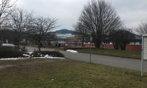 Schüler, die den Vorfall beobachteten, werden derzeit in der BBS Baßgeige betreut. Video/Fotos: Aktuell24 (KR)