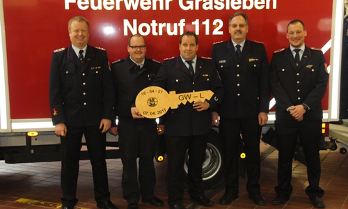 Der stellvertretende Ortsbrandmeister Maik Hoppe, Ortsbrandmeister in Rottorf Fabian Anders, Ortsbrandmeister Christoph Hasenfuß, Gemeindebrandmeister Maik Wermuth und Oliver Grucz bei der offiziellen Übergabe des neuen Fahrzeugs. Fotos: Andreas Meißner