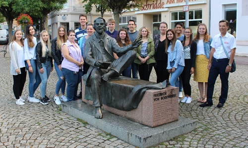 Neben dem Kennenlernen untereinander stand eine allge- meine Stadtführung und das Kennenlernen des Ortes der künftigen Wirkungsstätte Peine im Vordergrund. Foto: Stadt Peine