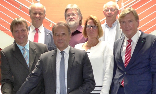 Vorne von links: Bürgermeister Detlef Kaatz, Oberbürgermeister Ulrich Markurth, Maren Sommer-Frohms und Rüdiger Warnke (beide: Geschäftsführung der Nibelungen Wohnbau GmbH). Hinten von links: Harald Koch (SPD-Grüne-Gruppe der Gemeinde Cremlingen), Jochen Fuder (Bündnis 90/ Die Grünen Cremlingen), Hermann Büsing (CDU/ FDP-Gruppe der Gemeinde Cremlingen). Foto: Gemeinde Cremlingen