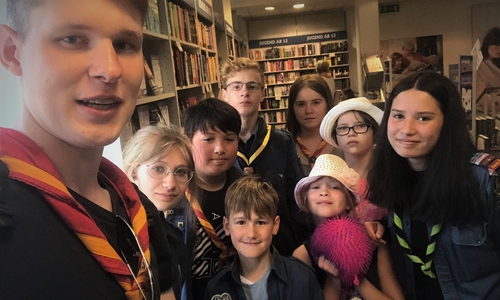Eine Gruppe findet ihren Scout in einer Buchhandlung. Foto: Privat