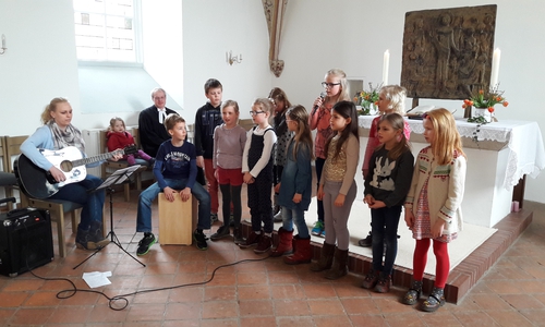 Pfarramtssekretärin Sonja Aukam wurde in einem Gottesdienst in ihr Amt eingeführt. Foto: Volker Brandt