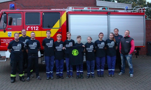 „Youth Fire Departmend Groß Stöckheim“ bedankt sich für die neuen T-Shirts. Foto: Privat