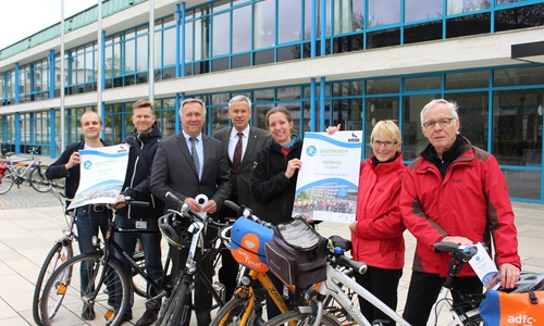 Miroslaw Walkowski (Radverkehrskoordinator der Stadt Wolfsburg), Steffen Knipping (Strategische Verkehrsplanung VW), Oliver Iversen (Straßenbau und Projektkoordination), Kai-Uwe Hirschheide (Stadtbaurat), Birgit Dybowski (Naturerkundungsstation Nest) sowie Ingrid und Holger Seiler (ADFC) stellten das diesjähriges Stadtradeln vor. Foto: Christoph Böttcher