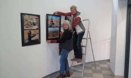 Uli Payne und Gila Schlee geben der Ausstellung den letzten Schliff. Foto: LK