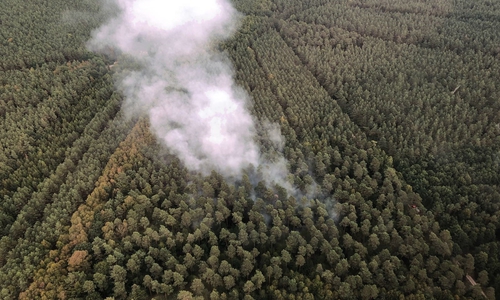 Das Feuer flammt immer wieder auf. Fotos: aktuell24(BM)/Feuerwehr Grasleben, Video: aktuell24(BM)