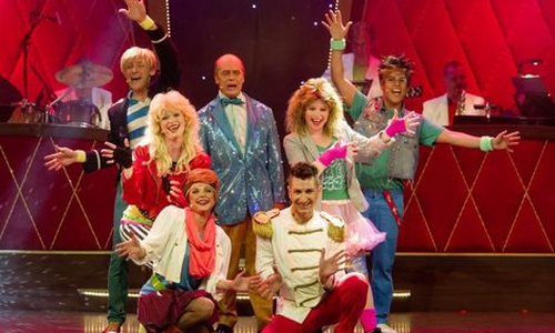 Schmidtparade: Schlagershow im Brunnentheater. Foto: Oliver Fantitsch