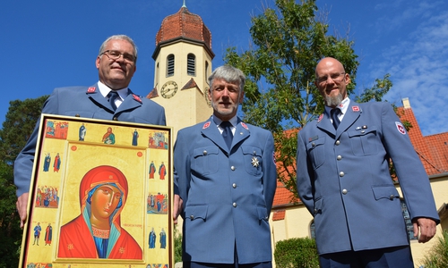 Der neue Malteser-Ortsbeauftragte Andreas Jaksch (links) mit der Ikone der Jungfrau von Philermos – ein Geschenk von Malteser-Diözesanleiter Maximilian Freiherr von Boeselager (Mitte) für die Malteser-Geschäftsstelle. Daneben Jens Engel, stellvertretender Geschäftsführer der Malteser in der Diözese Hildesheim; Bildquelle: Lukas/Malteser.