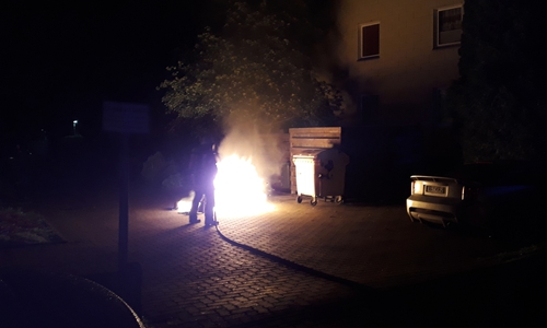 Wieder brannte ein Altpapier-Container. Die Polizei vermutet auch hier Brandstiftung. Fotos: Feuerwehr Wolfenbüttel