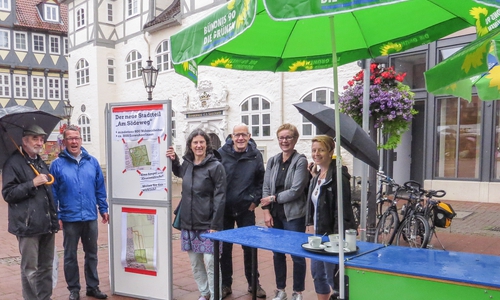 Franz Lambert (NABU), Jürgen Selke-Witzel (Vorsitzender Ratsfraktion), Ghalia El Boustami (Bundestagskandidatin), Pieter K. G. Welke (Landtagskandidat), Ulrike Krause (Grüne Ratsfrau), Beate Zgonc (ehemalige Ratsfrau) beim Info-Stand am Samstag. Foto: Selke-Witzel