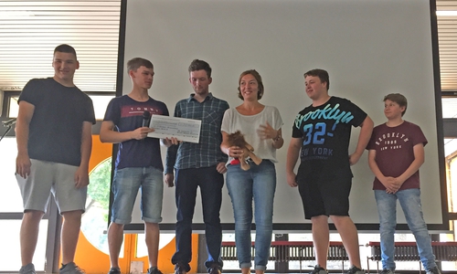 v.l. Hinryk Elte, Lukas Kosel, Luca Behrens, Frau Groth vom Kinderhospiz, Steffen Lohmann und Florian Schöckel, Schüler der Schülerfirma der HBG. Fotos: HBG