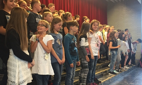 Die Abschlusskinder präsentieren gleich ihre Ergebnisse. Foto: Sascha Göritz