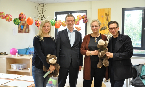 Karina Jäckl (Leiterin der Kindertagesstätte), Oberbürgermeister Klaus Mohrs, Iris Bothe (Dezernentin für Jugend, Bildung und Integration), Falko Mohrs (Vorsitzender des Jugendhilfeausschusses). Foto: Stadt Wolfsburg