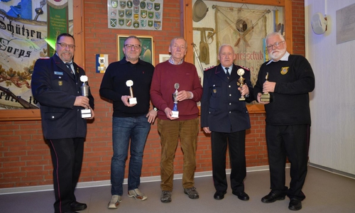 Die Sieger des Gästeschießens (v.l. Thomas Karwehl, Jörg Moser, Peter Klose, Georg Schreiber und Friedrich Wandschneider). Foto: Ortsfeuerwehr Fallersleben