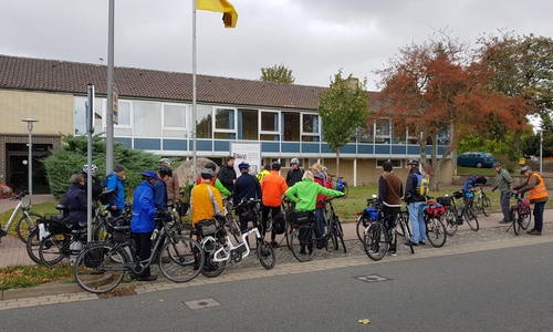 20 Teilnehmer begaben sich mit dem Fahrrad auf die Grenzgeschichte-Erlebnistour. Foto: Uwe Peters