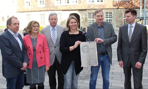 Schulleitung, Lions-Quest Beauftragte, -Mitglieder und Vertreter freuen sich über die erneute Zertifizierung des Gymnasiums im Schloss. Fotos: Jonas Walter