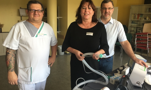 Sie informierten beim 5. Pflegeforum über das Thema Beatmung: Die Spezialisten Stefan Stagge von den Harzkliniken (l.) und Mirko Fahlbusch aus Hannover, hier im Bild mit Harzkliniken-Pflegedirektorin Susanne Graudenz. Foto: Asklepios Harzkliniken