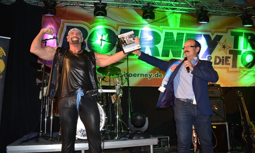 Mister Universum Ron Matz erhält von Moderator Günter Koschig ein GZK-Fotobuch. Foto: GZK
