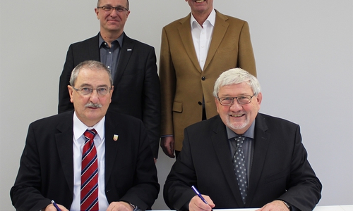 Mit der Vertragsunterzeichnung haben sie die Aufgaben-Übertragung auf den Weg gebracht: Bürgermeister Lutz Erwig (vorn li.) und Verbandsvorsteher Hans-Hermann Baas (vorn re.) mit dem 1. Stv. Bürgermeister Uwe Semper (hinten re.) und Geschäftsführer Olaf Schröder. Foto: Wasserverband Peine
