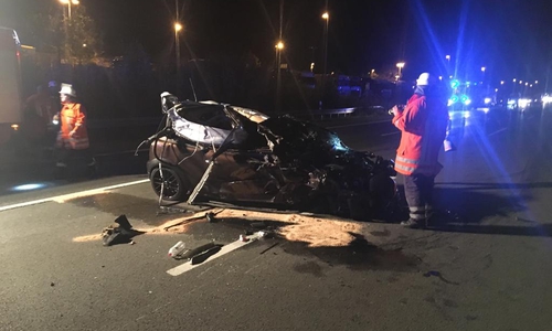 In der Nacht kam es auf der A2 zu einem schweren Unfall. Der Fahrer wurde dabei nur leicht verletzt. Fotos: aktuell24