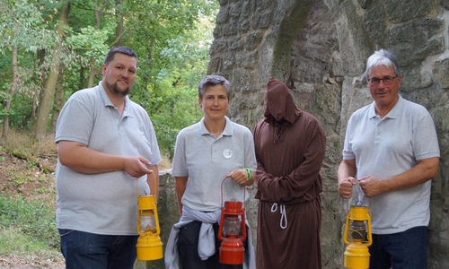 Jens Meyer, Bettina Börgmann, Michael Bürkner, im Hintergrund ein unbekannter Bewohner des Waldes. Foto: Privat