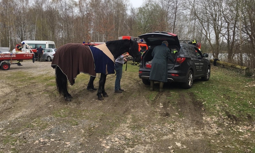 Nach der Rettung wurden Pferd und Reiter ärztlich untersucht. Foto: Aktuell24
