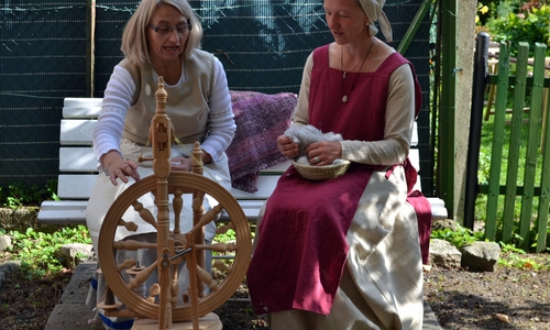 Irene Hottendorf und Sylvia Ahrens in historischer Garderobe. Foto. Körner 