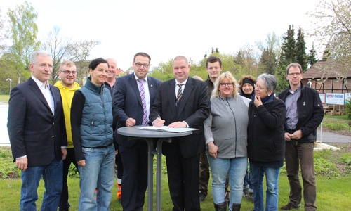Gero Janze und Wittich Schobert unterzeichneten vor dem Start der neuen Freibadsaison die Kooperationsvereinbarung zur gegenseitigen Nutzung der Freibäder zwischen der Samtgemeinde Grasleben und der Stadt Helmstedt. Foto: Eva Sorembik