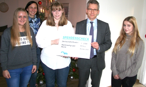 Zwei Mädchen der Wohngruppe mit ihren Betreuerinnen (von links) Petra Kantenwein, Svenja Glahe und Stadtwerke Vorstand Dr. Frank Kästner bei der Scheckübergabe. Foto: Stadtwerke Wolfsburg AG