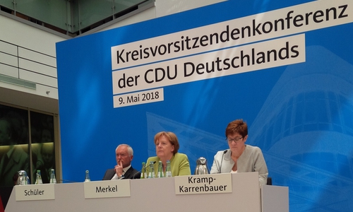 Bundeskanzlerin und Parteivorsitzende Dr. Angela Merkel mit der Generalsekretärin Annegret Kramp-Karrenbauer während der Aussprache in Berlin. Foto: CDU