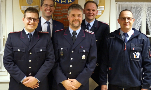 Neben Martin Kowalewsky (2. von rechts),
der weitere sechs Jahre Ortsbrandmeister in Immenrode bleibt, können Dr. Oliver Junk (2. v.
li.) und Christian Hellmeier (rechts) beim Dienstabend zwei weiteren Feuerwehrmännern
gratulieren: Torben Hammer (links) wurde zum Feuerwehrmann ernannt und Daniel Gintaut
(Mitte) zum Hauptlöschmeister befördert. Foto: Freiwillige Feuerwehr Goslar/Jürgen Koch